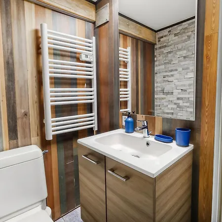 Le Double Ab A Chu, Cine & Exterieur