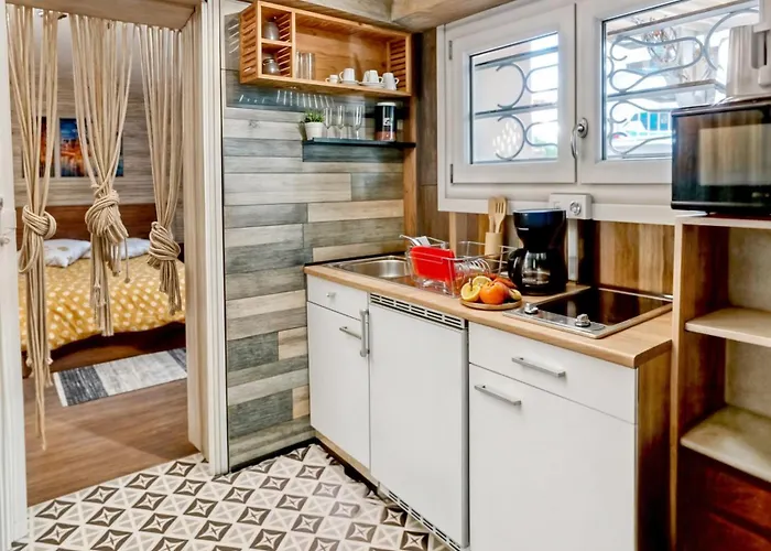 Le Double Ab A Chu, Cine & Exterieur *