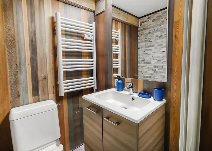 Le Double Ab A Chu, Cine & Exterieur